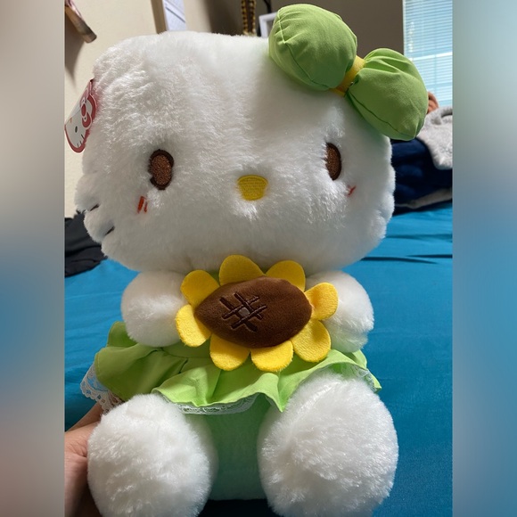 Hello Kitty as sunflower plush - Picture 3 of 4
